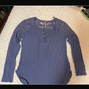 FREE PEOPLE LONG SLEEVE RIBBED W/LACE DETAIL AND COOL FRONT V-NECK
